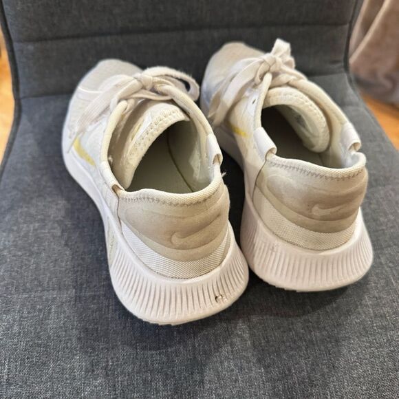 Nike running shoes women’s size 8.5 white yellow - Picture 3 of 6